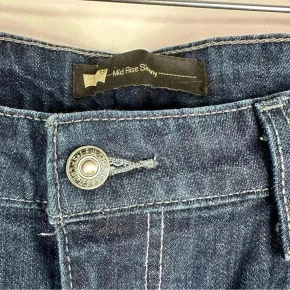 Levi’s Women’s Mid Rise Skinny Dark washed Jeans Embroidered Pockets Size 14L - Picture 4 of 11